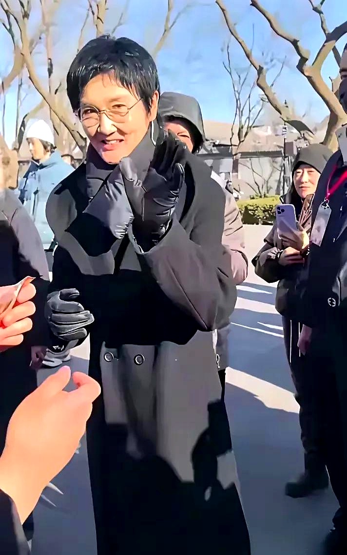 深栗色"海胆头"搭配剪裁利落的西装,被网友调侃孙楠现状孙楠暴瘦孙楠