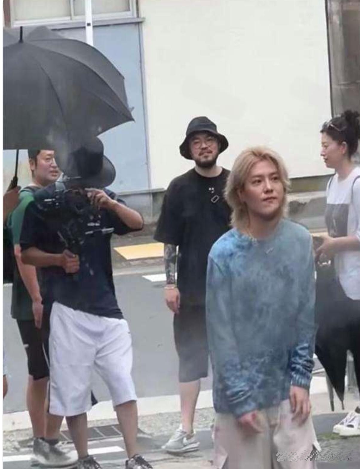 高身材比例很虐一头金发显得脸色很差脸发腮法令纹深越来越像尹正了