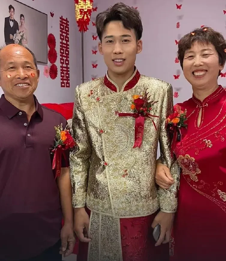 农村傻大妮儿子聪聪今天大婚,鞭炮声震天响,烟花炸得夜空五彩斑斓
