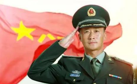 银幕上的冷锋举着国旗穿越火线时,观众席爆发的掌声曾让影院地板震颤