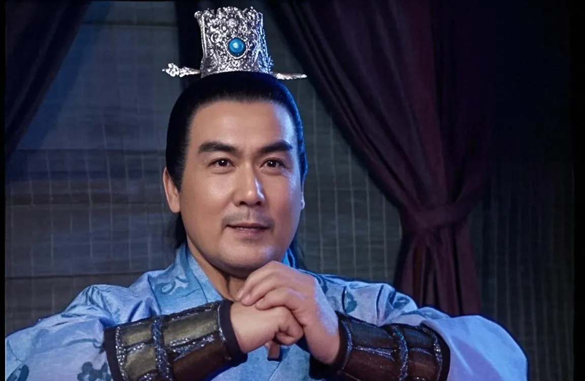 面对曾经的战友,马岱没有任何情感,冷冷地说:奉命除掉叛徒!