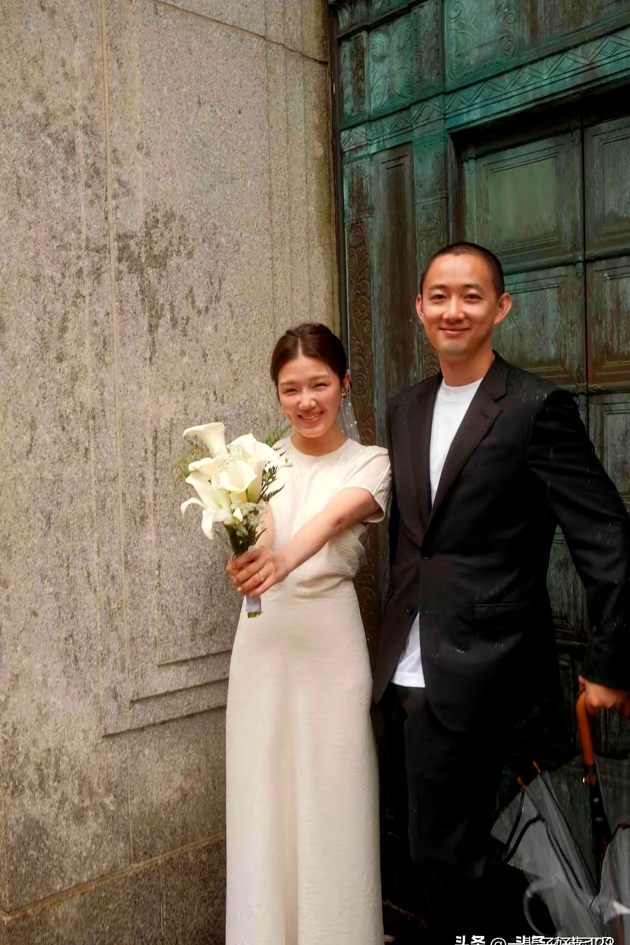 她是评弹演员骆文莲的女儿,骆文莲曾在红极一时