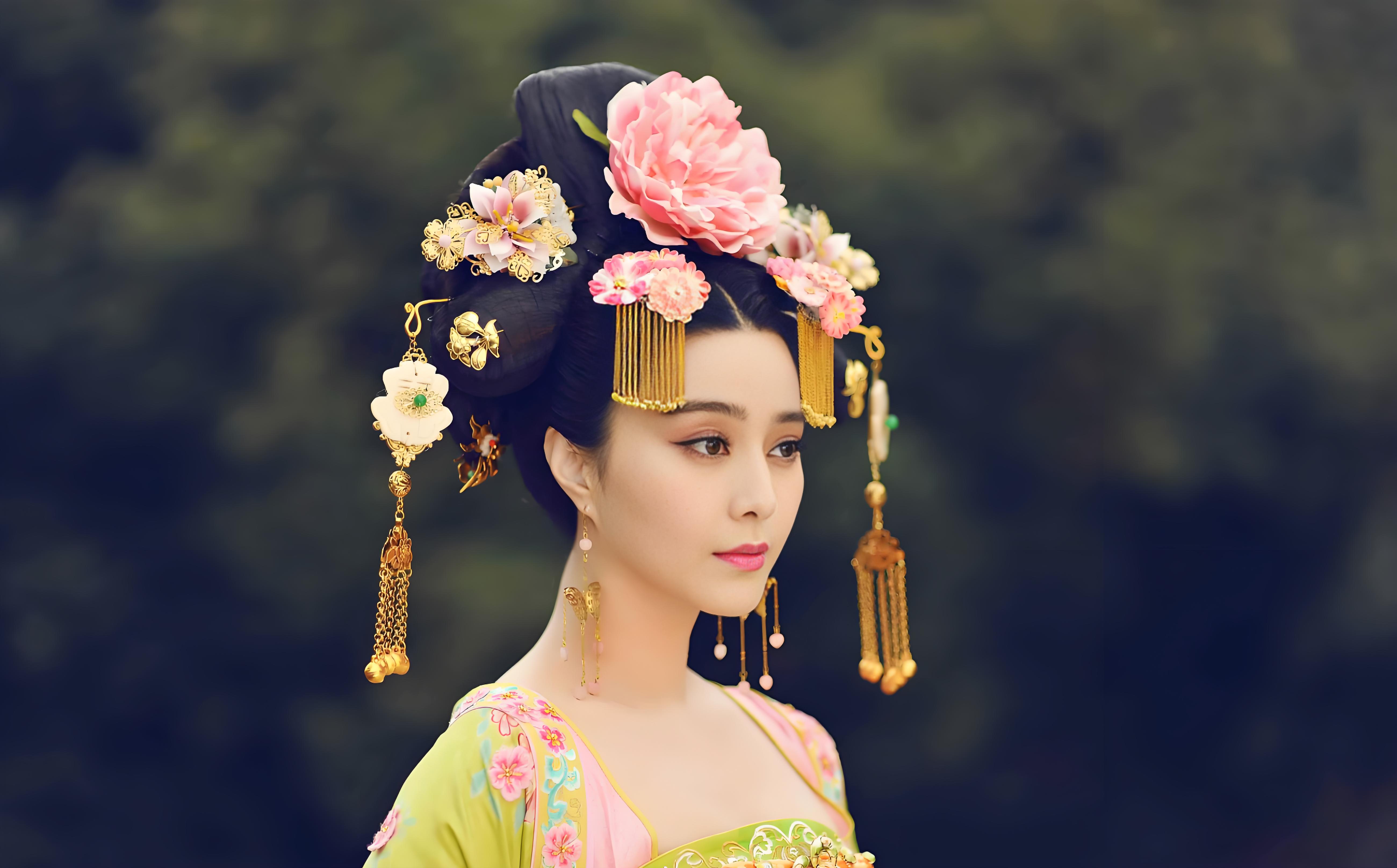 武则天,这位中国历史上叱咤风云的女皇帝,其政治生涯波澜壮阔,私生活