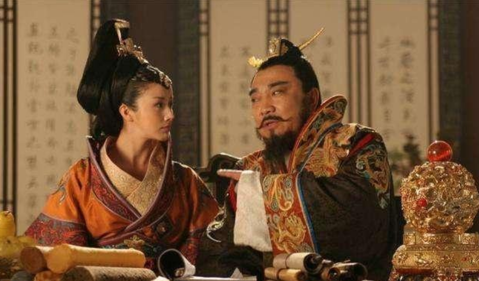 开平四年夏,洛阳张府冰块在铜盆里噼啪作响,张全义躬身递上浸着井水的