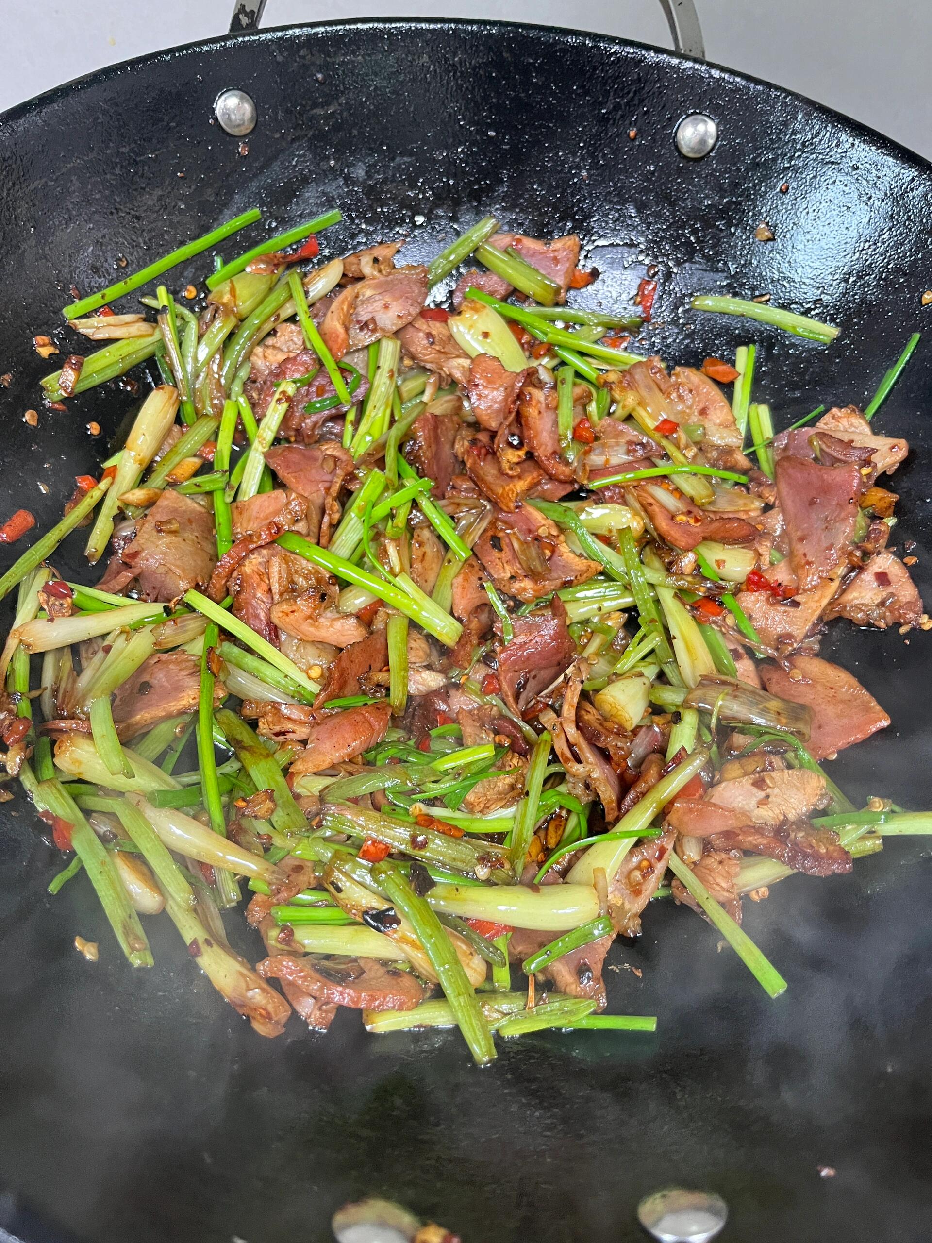 做法1藠头拍破切成段叶子和杆分开