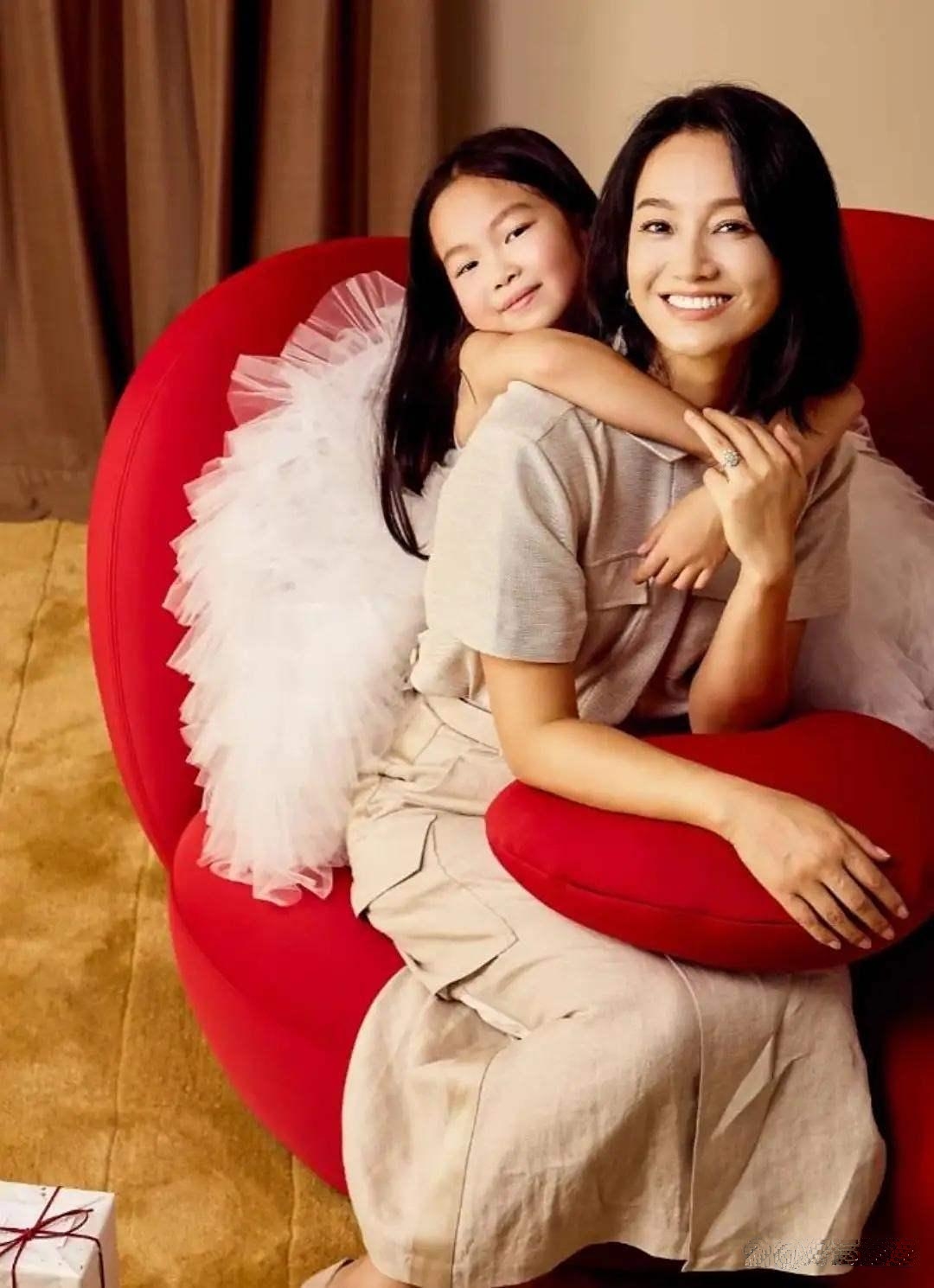 朱丹携8岁闺女拍时尚大片周念如正脸亮相这小姑娘模样可太像她爸