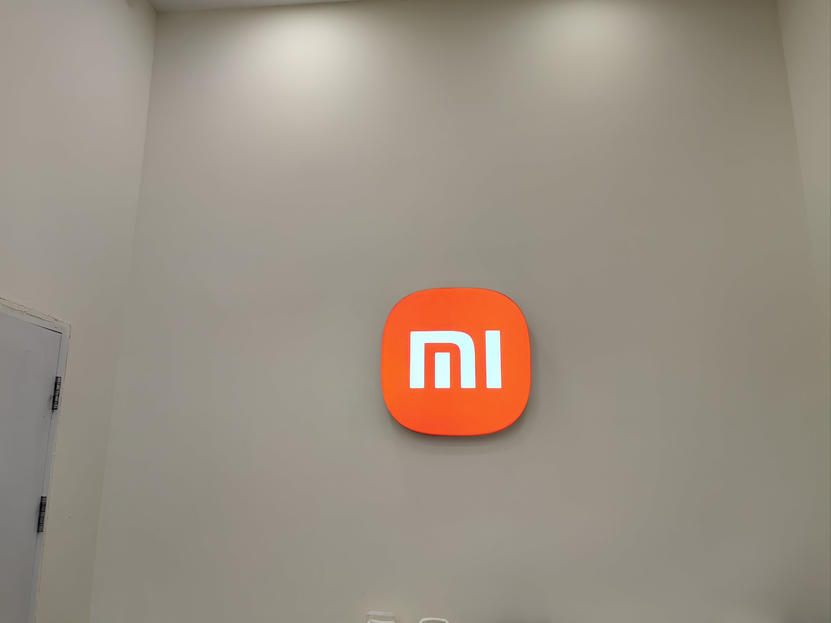 熟悉小米的人都知道,小米的手机和汽车,核心元器件以及软件都来自于