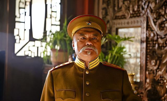 1948年北京街头,70岁的袁克定衣衫褴褛,昔日风光无限的北洋"皇太子"