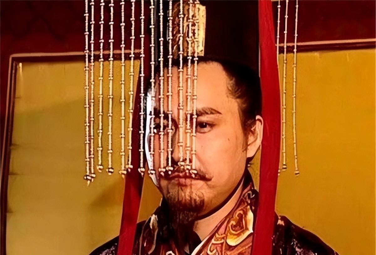 公元220年,曹丕受禅登基三个月后,废后伏寿的棺木从邺城宫城角门悄然