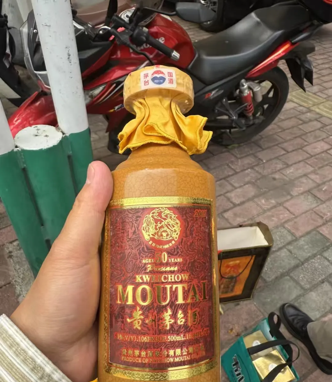 拨开层层叠叠的旧报纸,两盒布满灰尘的茅台酒像沉默的时光胶囊,在暗处