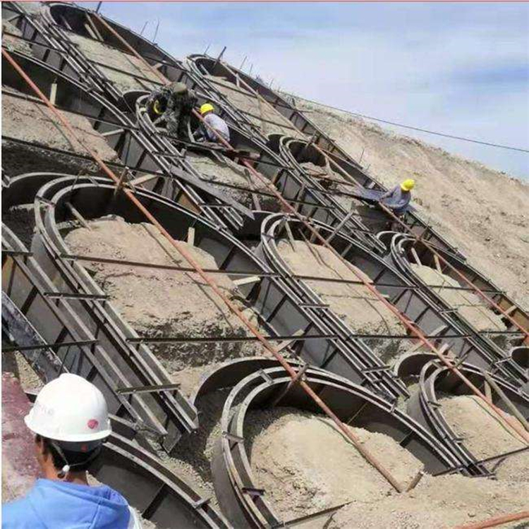 拱形骨架模板安装过程,是一场融合了精密工艺与高效管理的技术盛宴