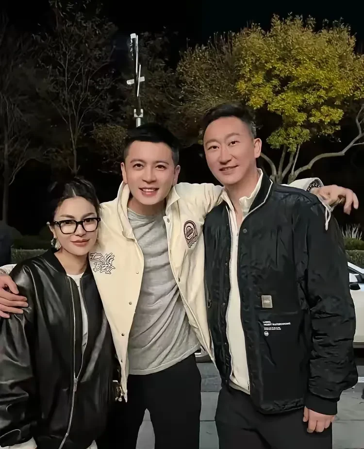 杨鸣的颜值可能是cba历史上无可比拟的,虽然已经40岁了,但杨鸣保养得