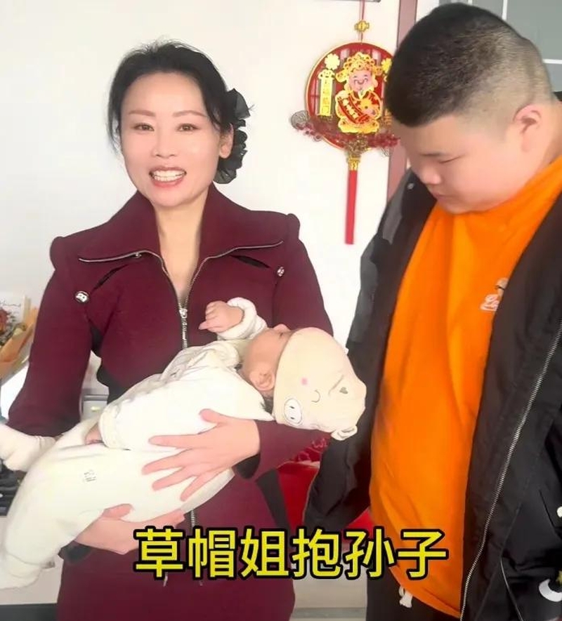 草帽姐"与前夫离婚后仍同住一屋檐下,近日两人共同出席小孙子的百日宴