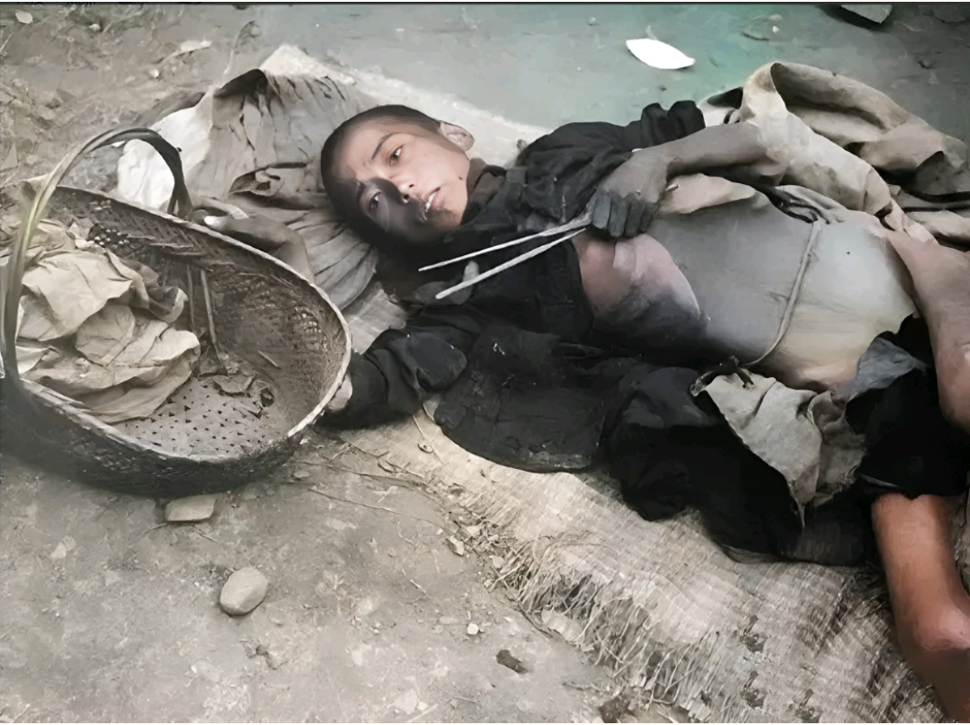 1946年,深陷大饥荒的湖南衡阳街头,一名饥民奄奄一息