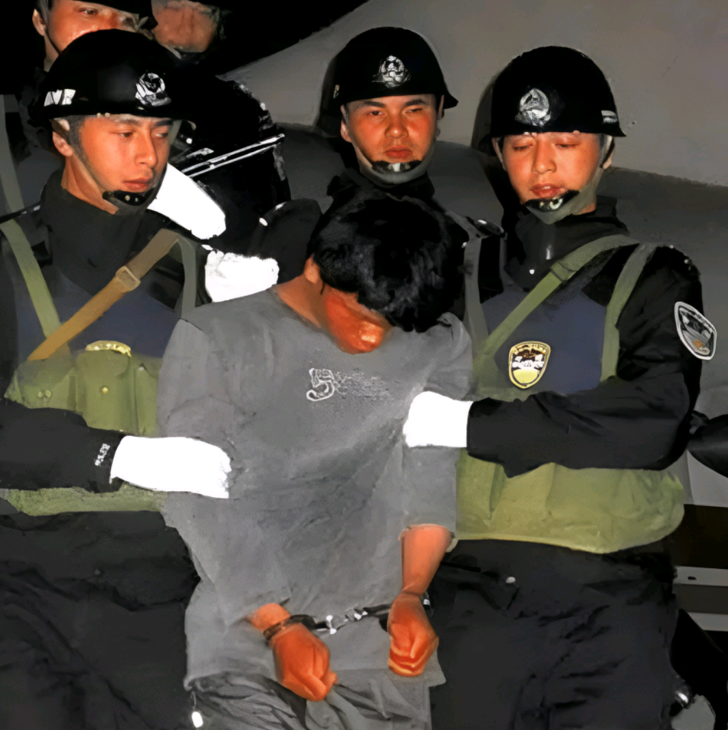 2004 年,海南三亚的街头,警方找到了潜逃的马加爵