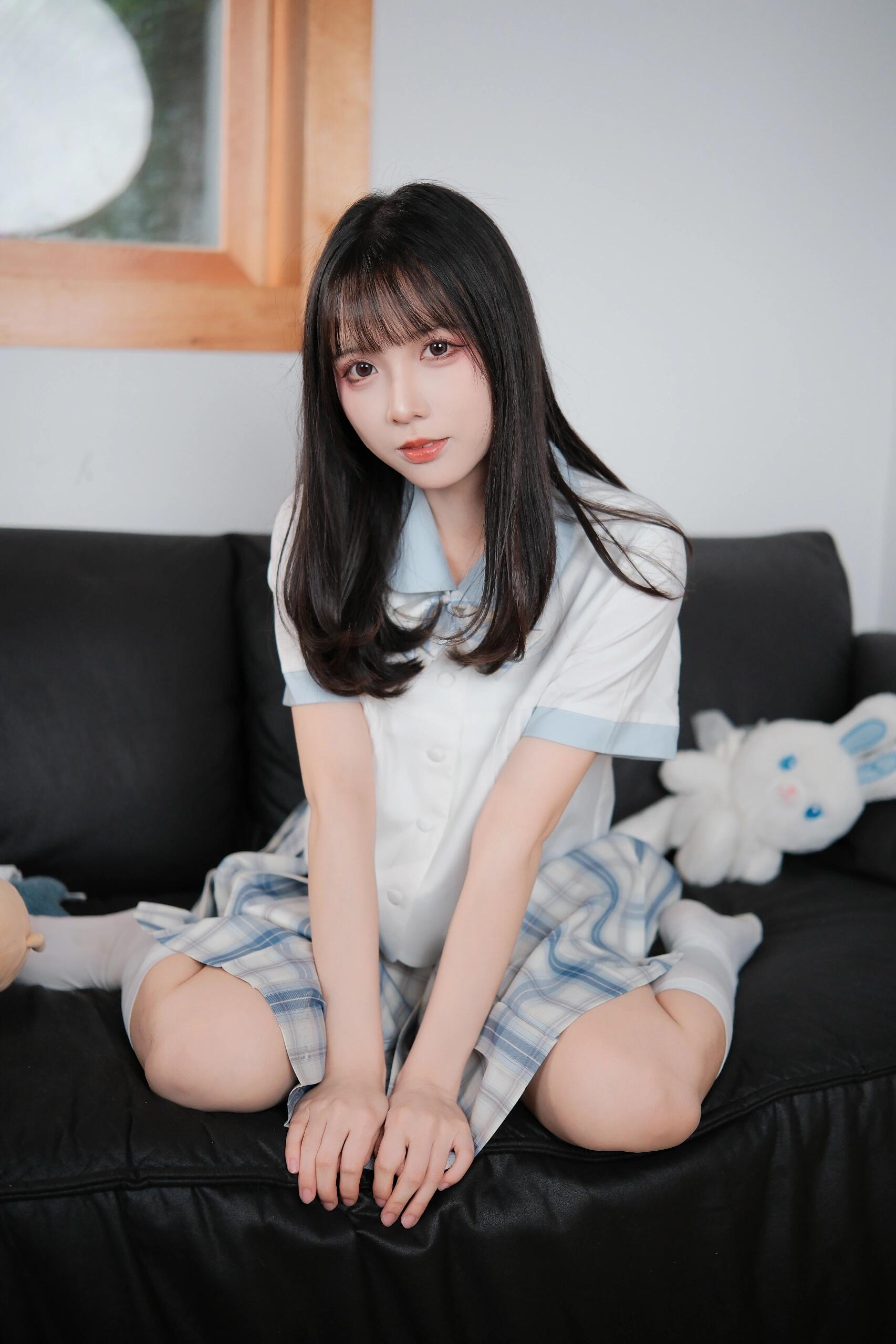 坐在家里的沙发上看着窗外的阳光洒进来脚边的彩色气球也变得更加
