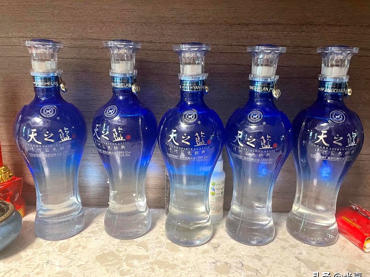 未拆封的42度的天之蓝,每一瓶酒都封口完好,但是瓶子有