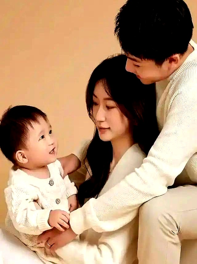 李晨突然在微博甩出一家三口近照,硬汉秒变女儿奴的画面让网友集体