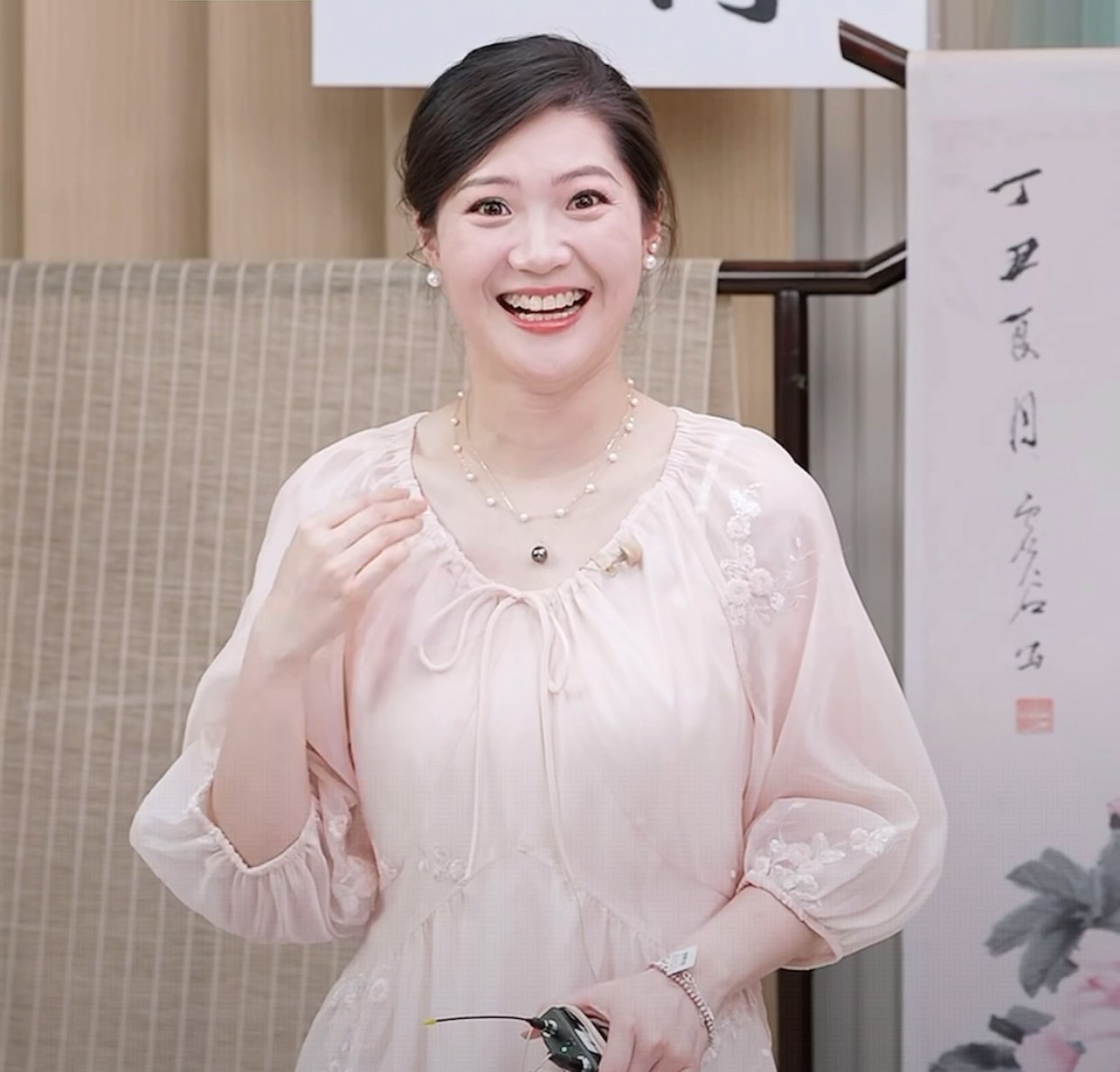 今天早上,她把裙摆一甩,连走路都带着小跳步,说不