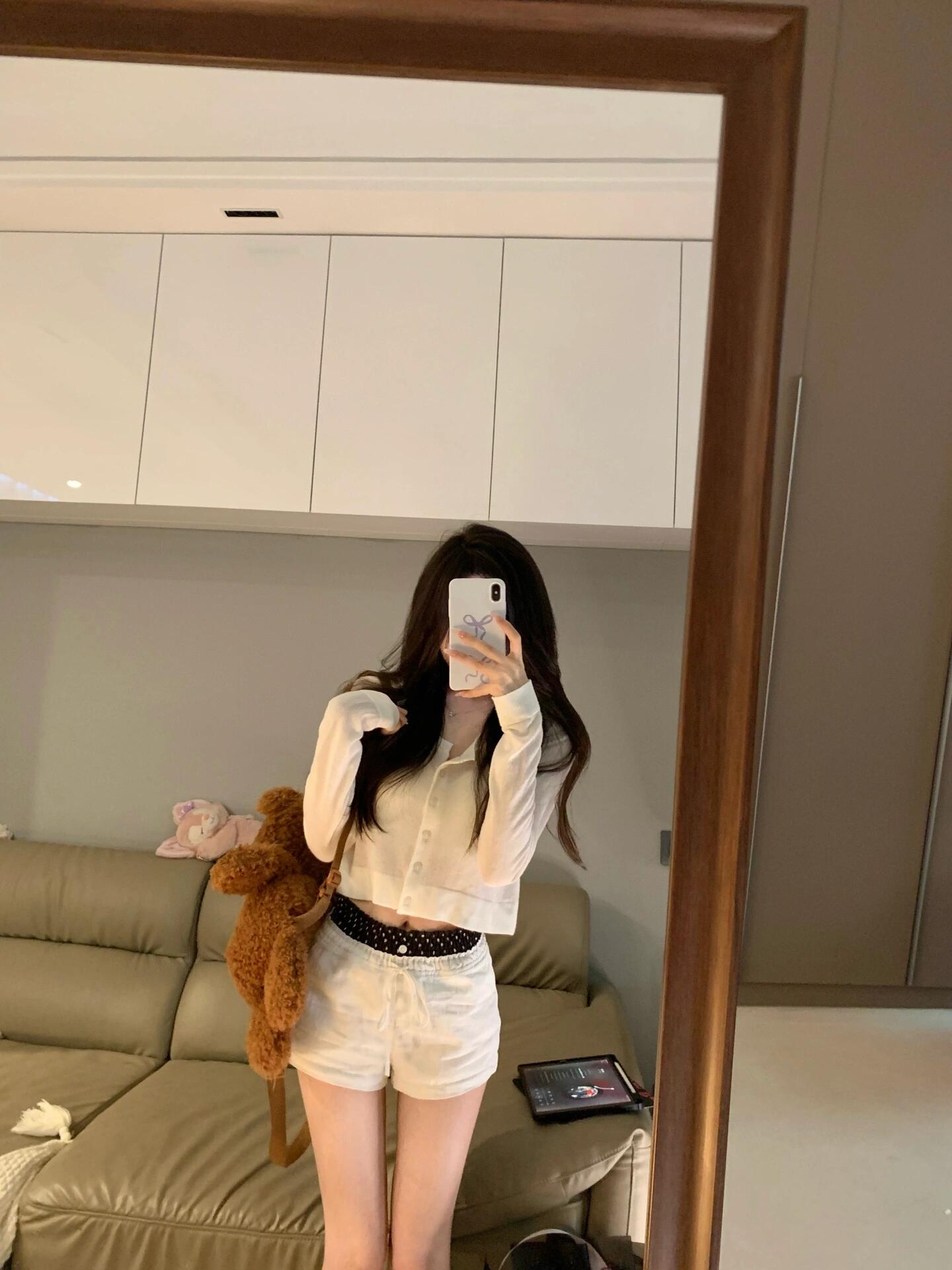 在家对着镜子自拍,就是要自信地展现自己