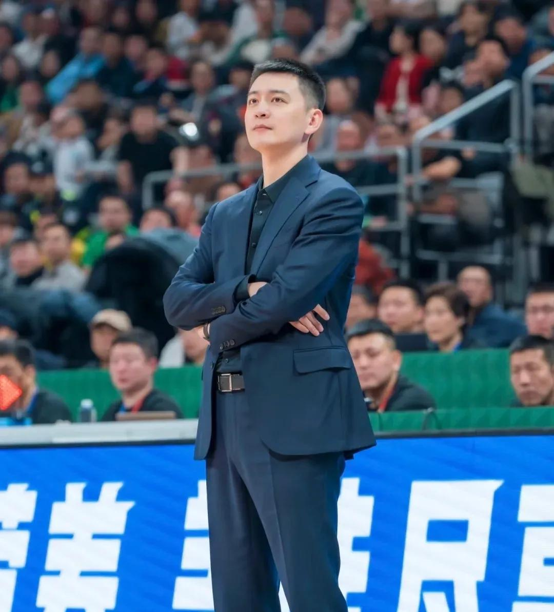 辽篮教练篮球教练杨鸣的个人资料辽宁队教练杨鸣篮球 辽宁 主帅威尔斯