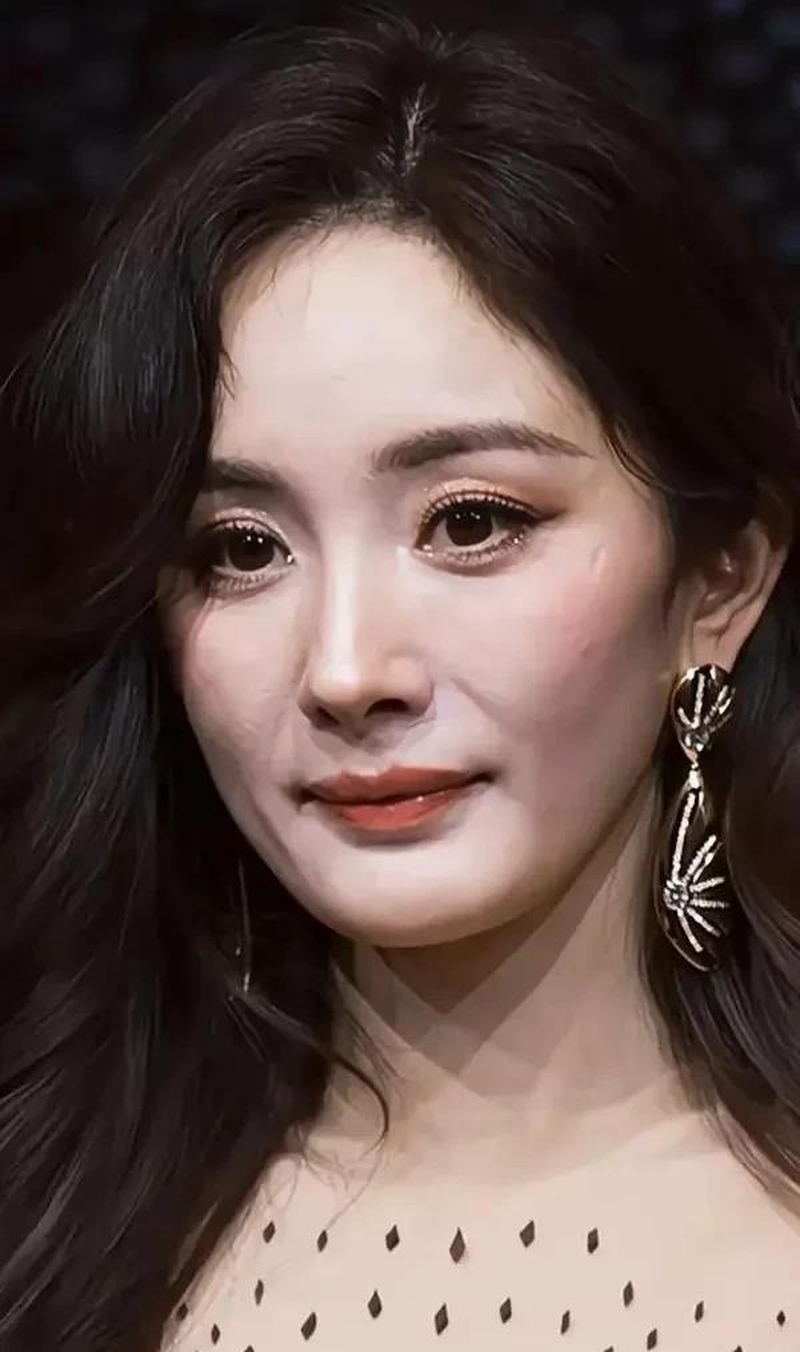 据公开报道,杨幂常年坚持医美级护肤方案,日常使用胶原蛋白饮品和