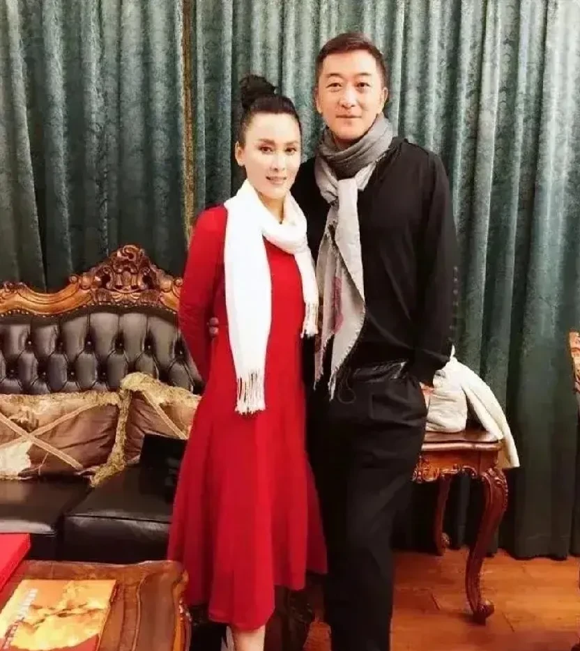 照片左边这个扎个丸子头,穿红衣服,白围巾,温柔贵气的不就是在娱乐圈