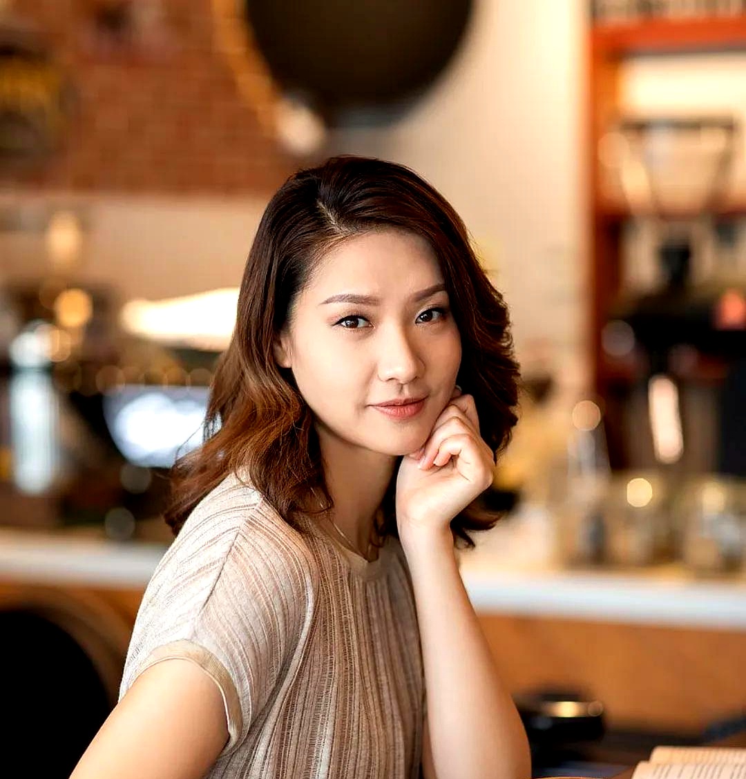 脱上衣给女生披上