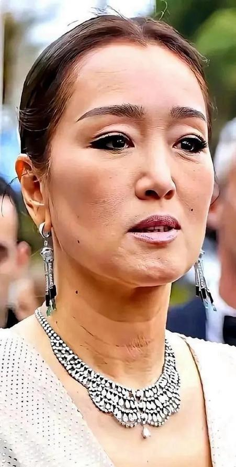 近日,59岁的巩俐亮相活动引发热议,网友直呼"岁月不饶人"