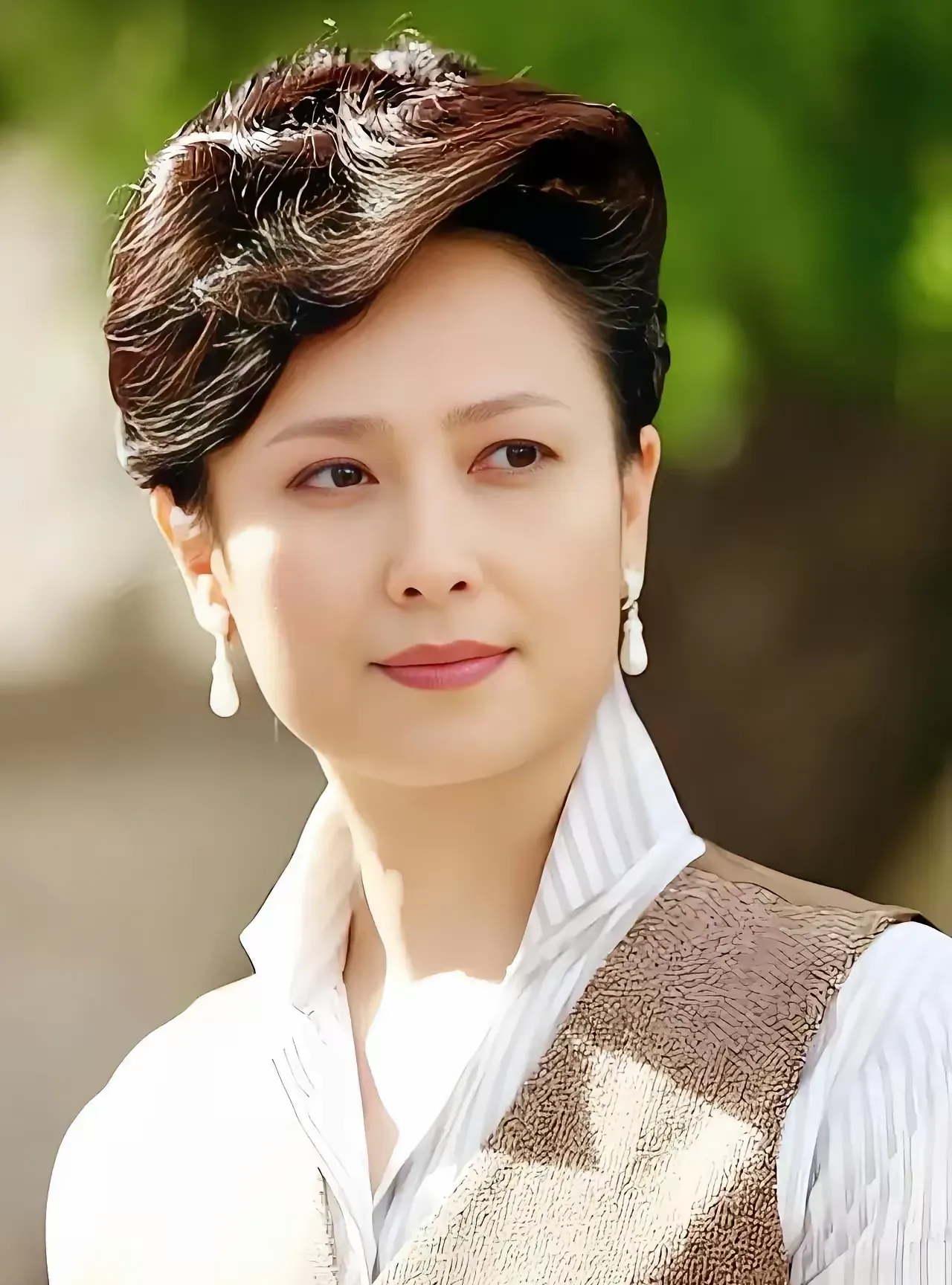 演员左翎有两段婚姻,其感情经历如下: 一,第一段婚姻:1986年,左翎在