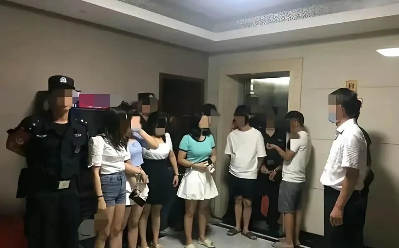 这不,广州警方最近就逮住了一帮子聚众淫乱的家伙,团伙里清一色二十多