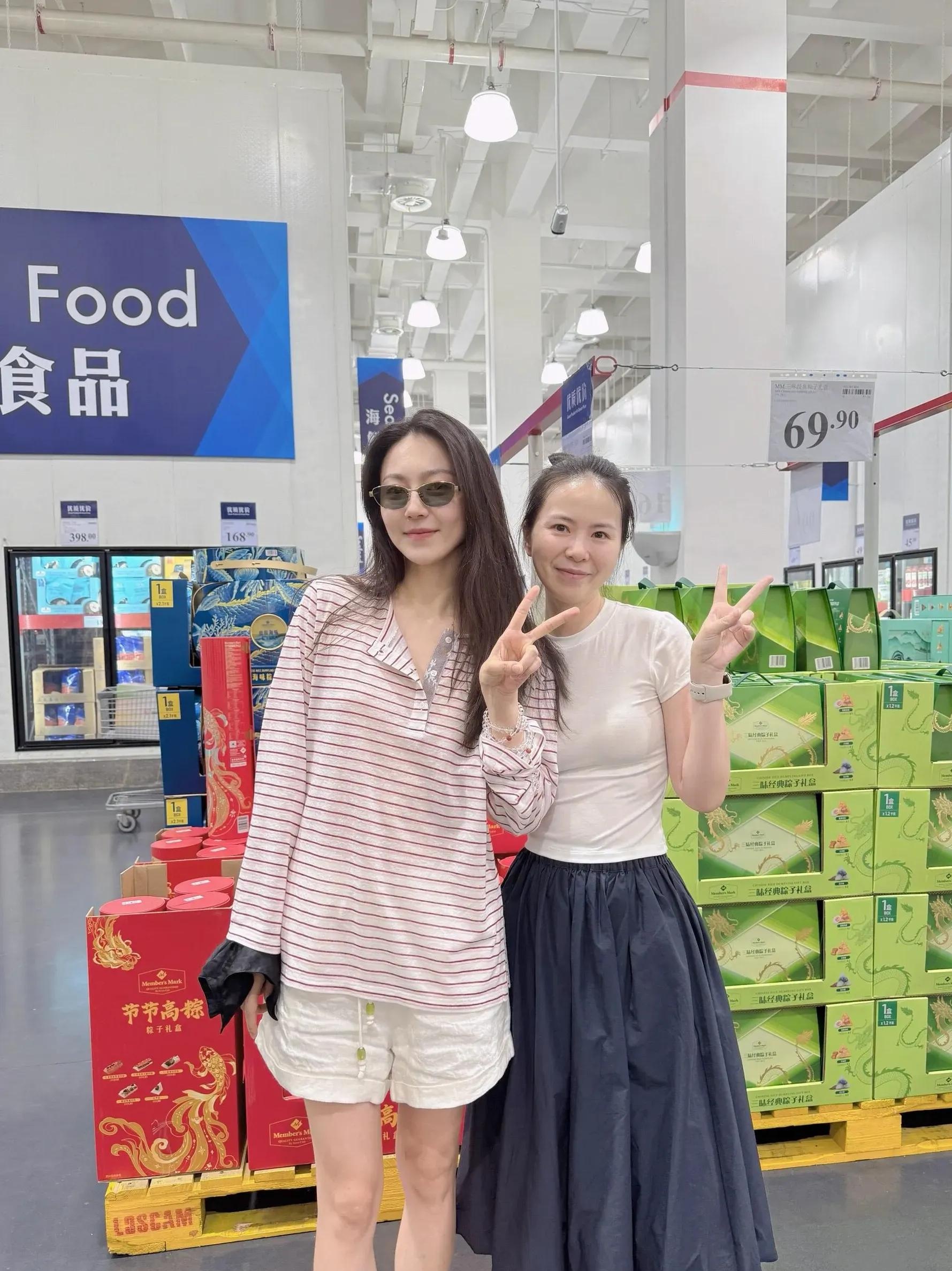 今天有网友在山姆超市偶遇女演员黄梦莹,素颜出镜