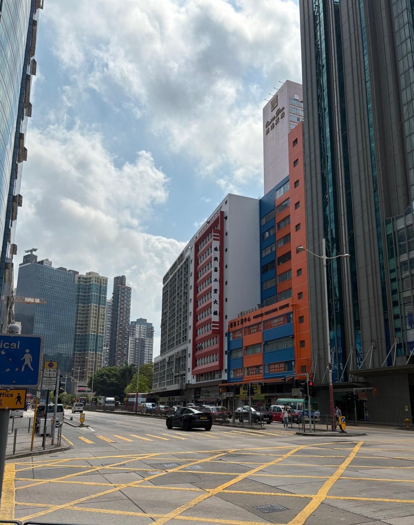 一直以为香港的工资很高,今天得知一位在香港贸易公司工作了10多年的