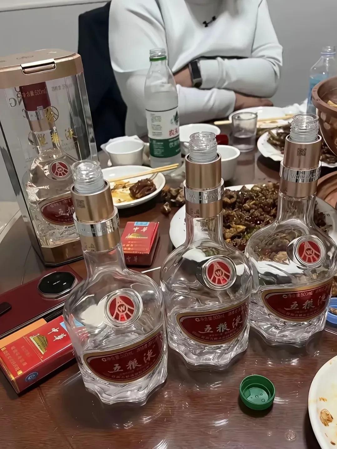 昨晚和朋友到会所聚了聚,四个人喝了三瓶五粮液,陪酒的小妹酒量很好