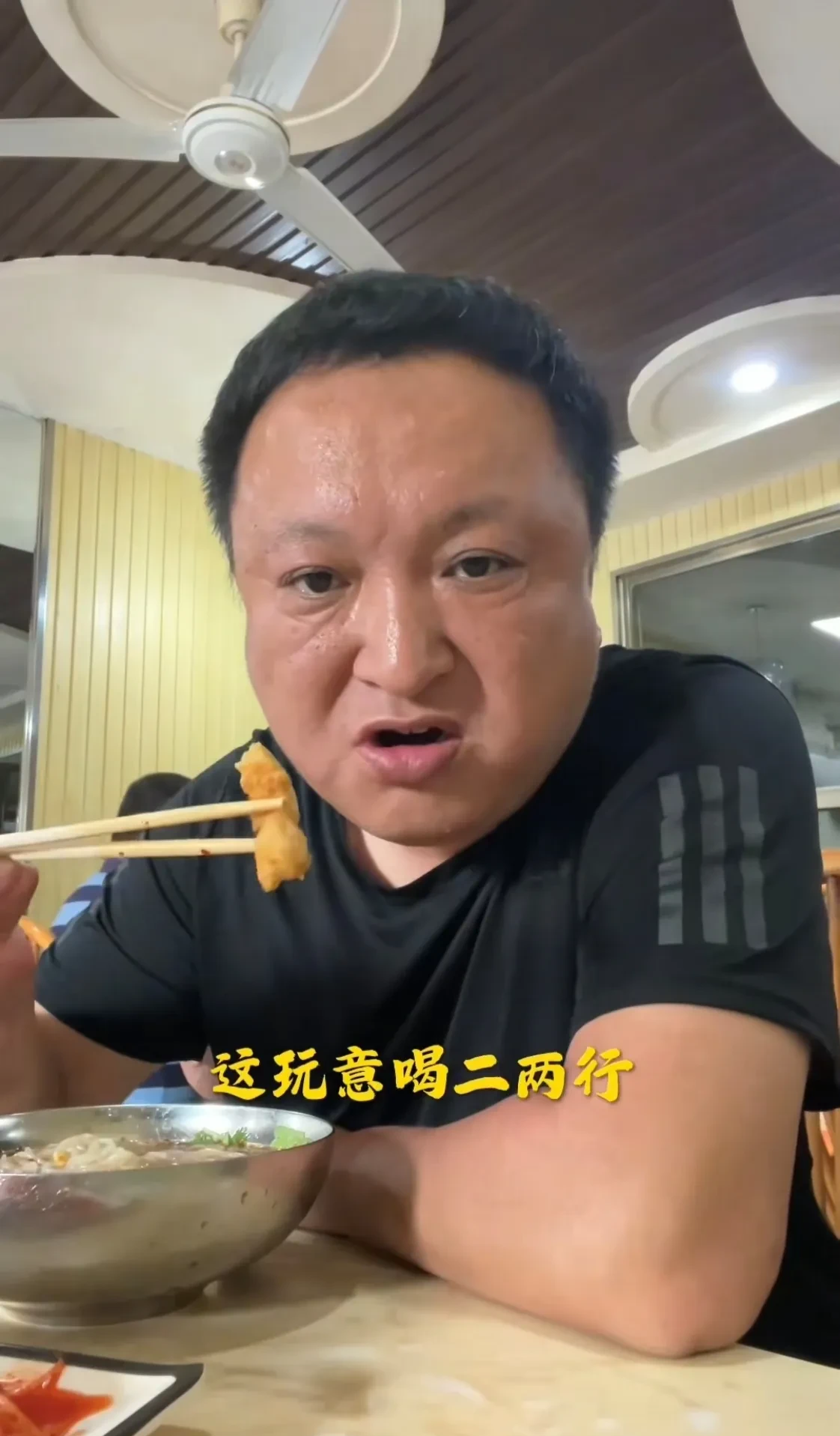 豁牙子大军出洞了为了吃口冷面驱车10多公里,有钱人就是任性