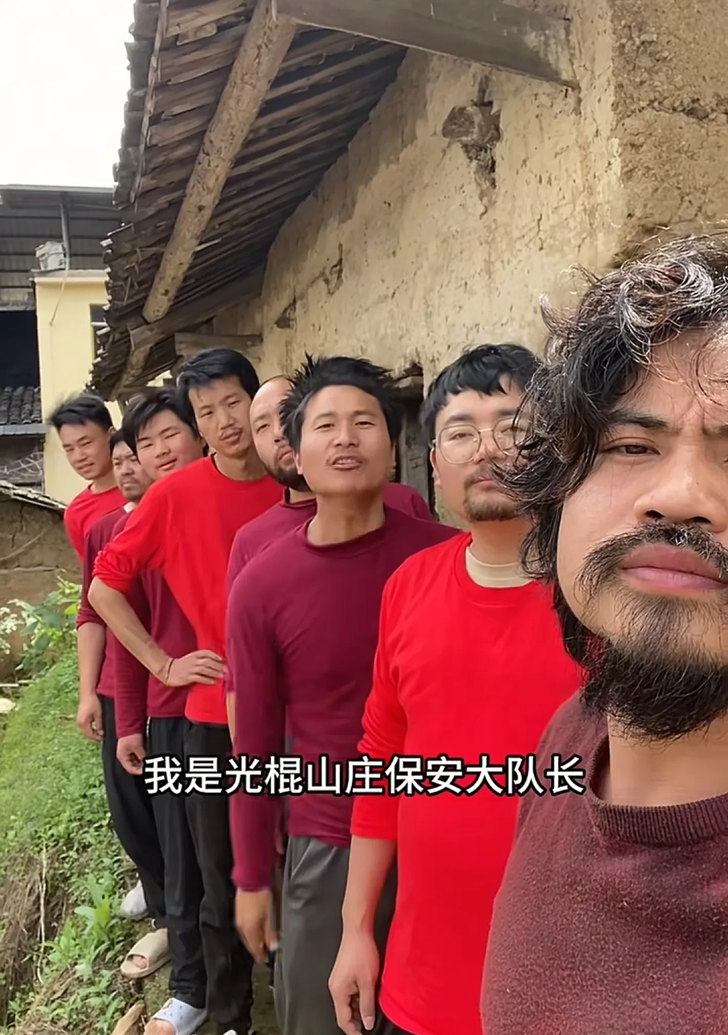 最近重庆光棍山庄被不可抗力解散了,我看过他们拍的视频,比较平平无奇