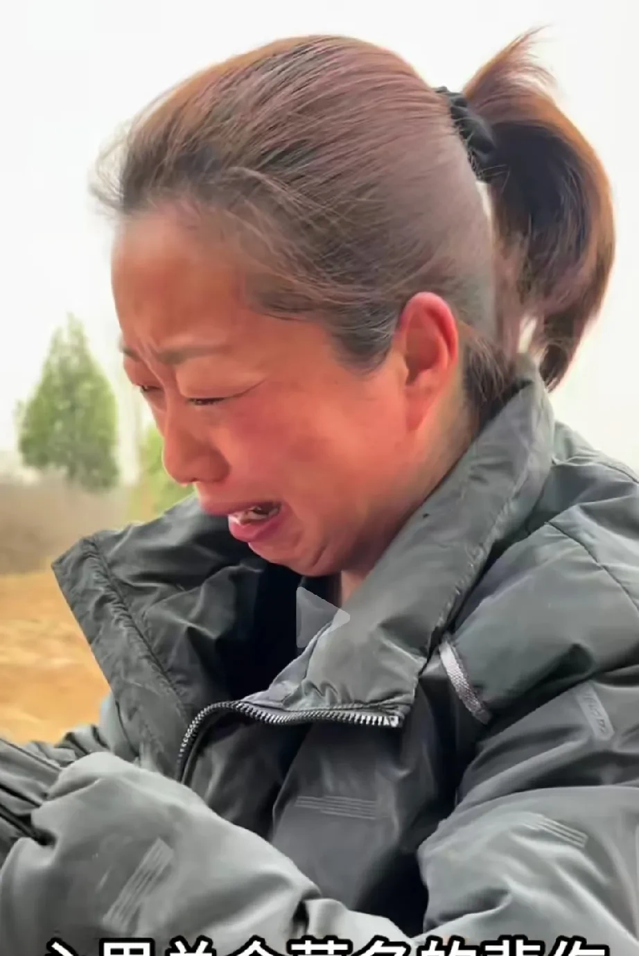 乡野农哥老婆农嫂在父亲坟前嚎啕大哭