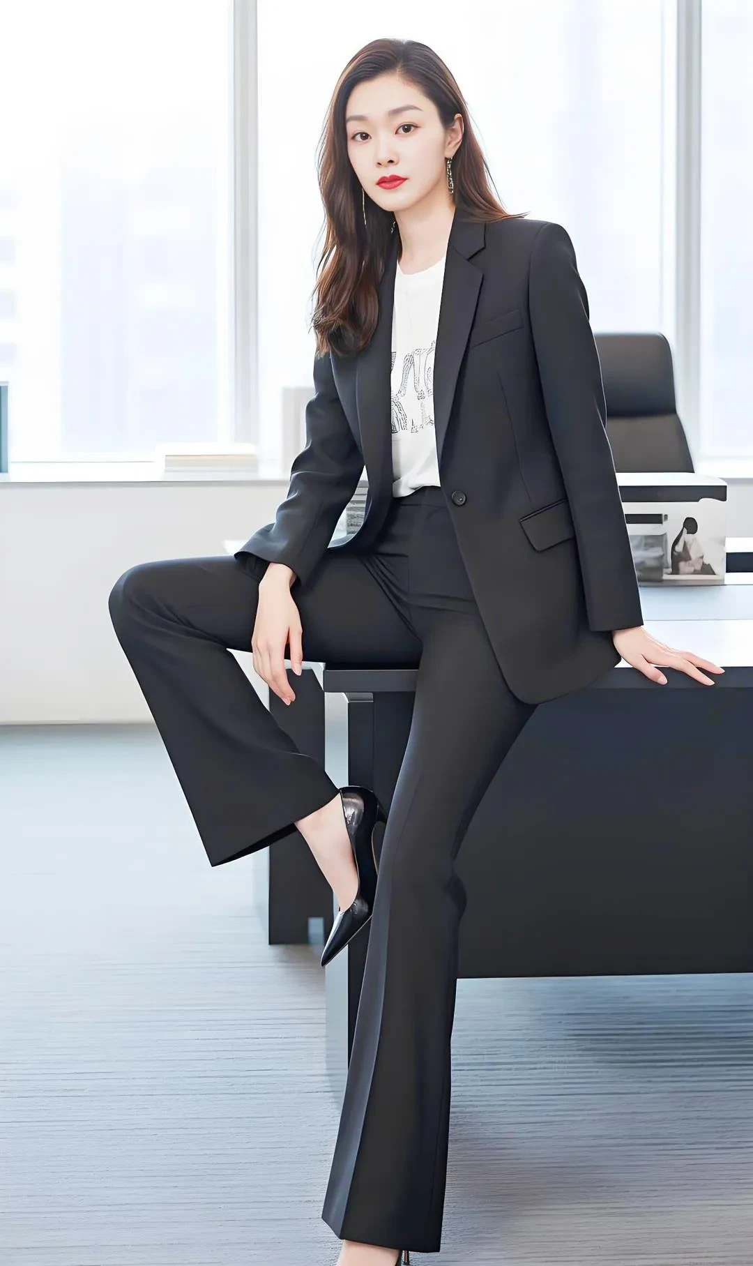 黑色西装有成熟稳重的感觉,但单穿容易看起来有点沉闷