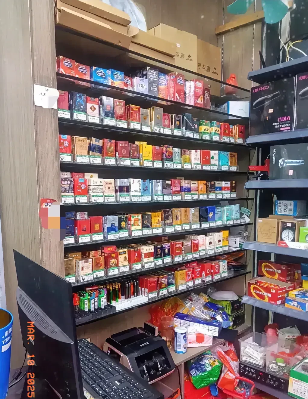 我在老爸烟酒店打了三天工,发现个怪事——