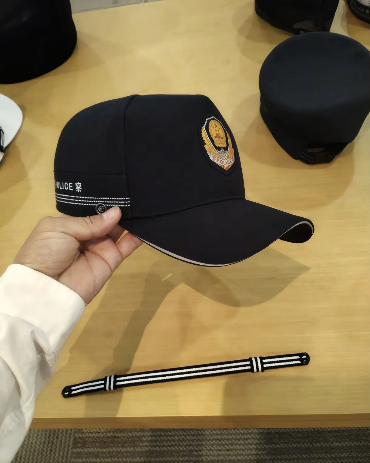 就像当年99式警服刚推出的时候,好多人也觉得别扭,嚷嚷着警察就该是军