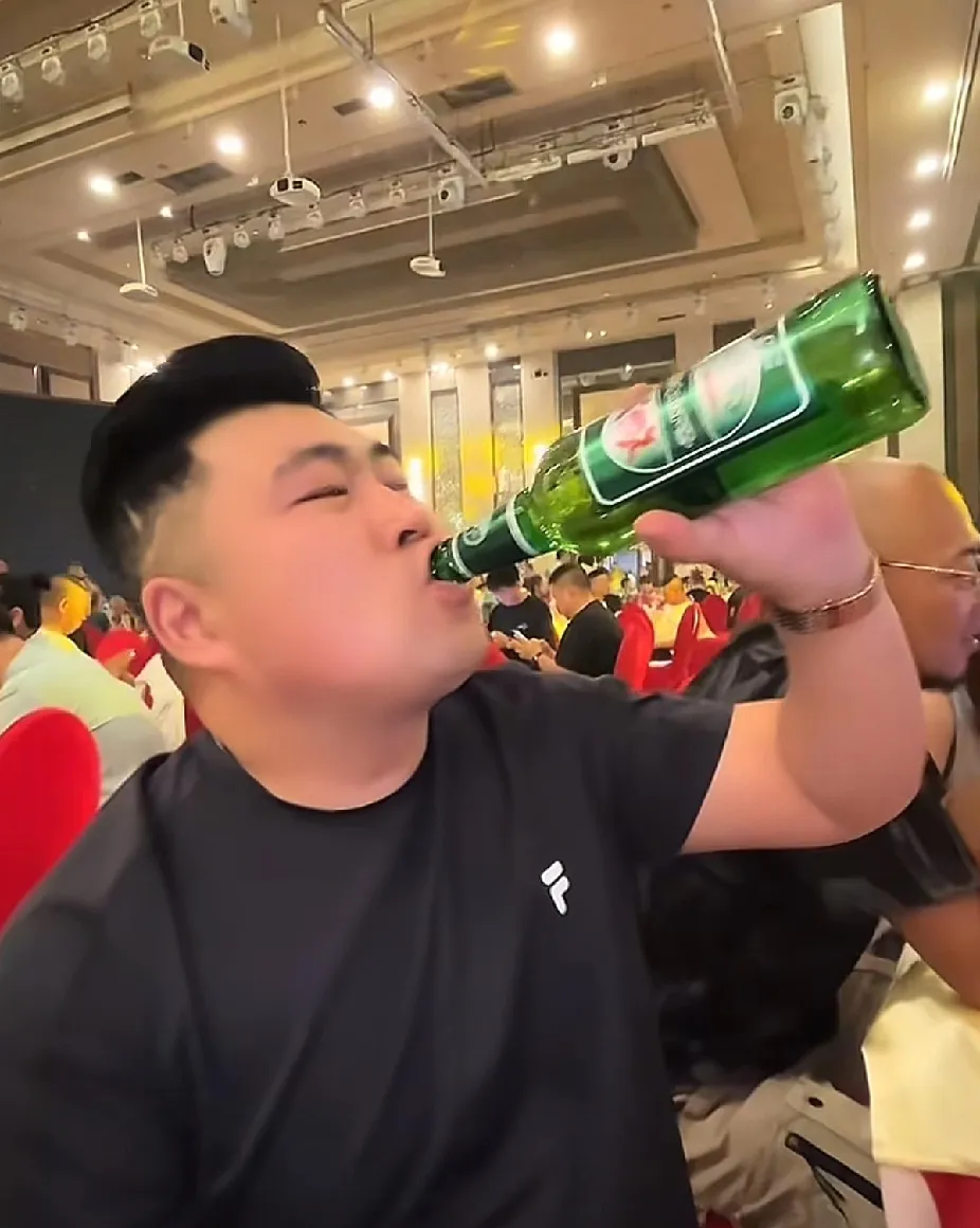 大同酒友们,报告你们一个好消息,云岗啤酒又回来啦,痛快快的喝吧!