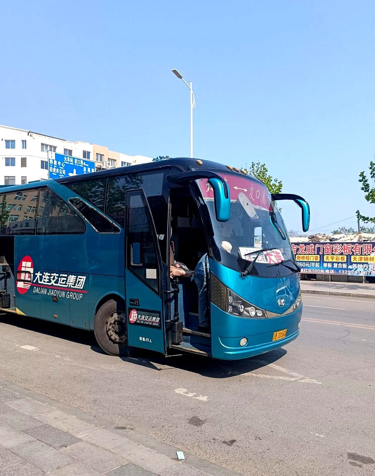 如果你从大连火车站出发,记得赶在5:20之前,跳上一辆去开发区的中巴车