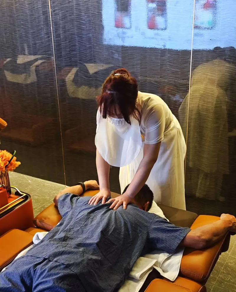 小张抹了把汗,贼兮兮地瞅着老丈人:爸,咱好久没去按摩了吧?今儿