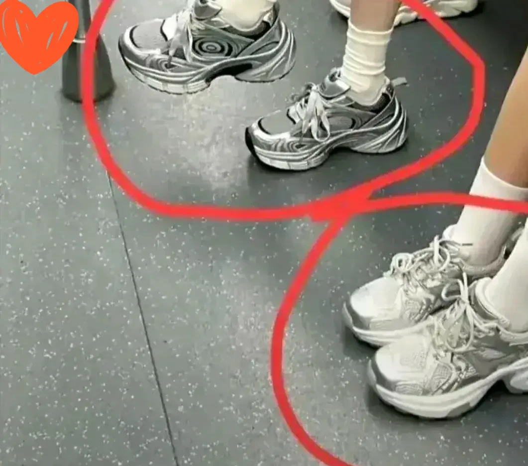 38℃高温还人人裹着运动鞋?这届年轻人不怕捂脚吗?