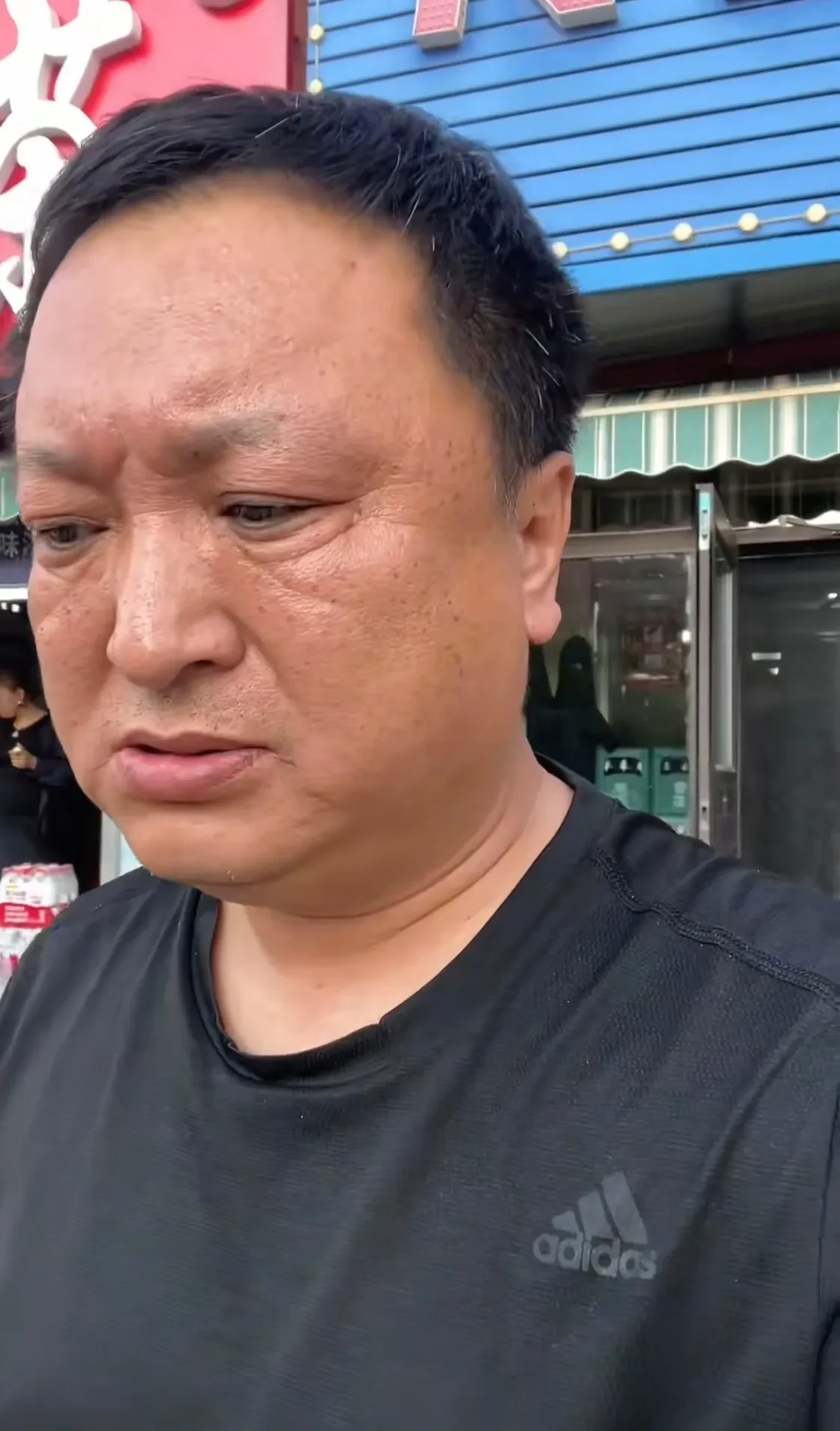 豁牙子大军出洞了为了吃口冷面驱车10多公里,有钱人就是任性