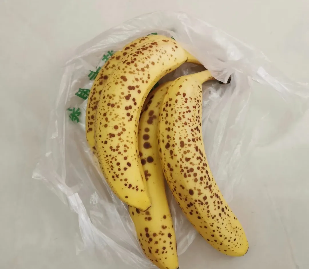 买菜的时候,看到门口那边的框里还扔着一堆坏掉的水果,还有一袋香蕉