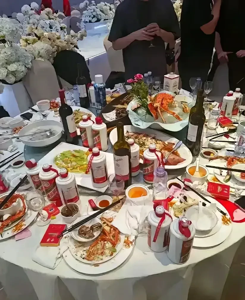 这一桌光是酒就得五六万,菜估计也差不了,怎么都得快