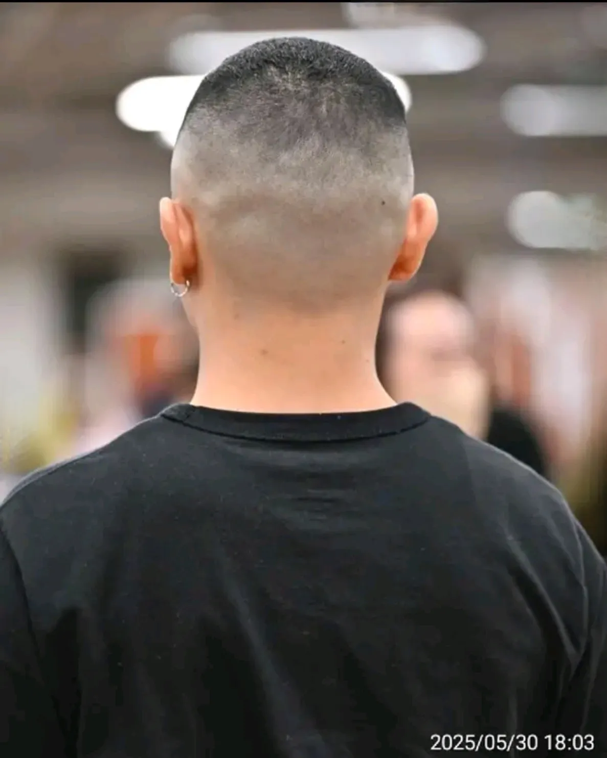 瞅了瞅我的头,吐槽道:你这寸头有啥技术含量?花三十块冤不冤?我看