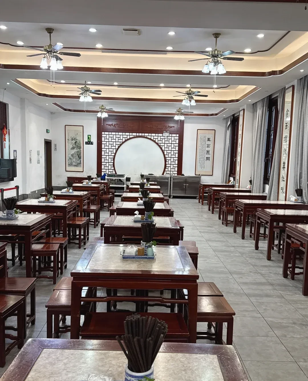 中午吃了一碗蓝田肉臊子饸饹,端上来那一刻,我差点没拿稳筷子.这碗也