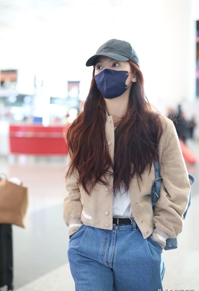 这次她身着米色棒球服夹克,轻松就营造出了休闲的氛围感